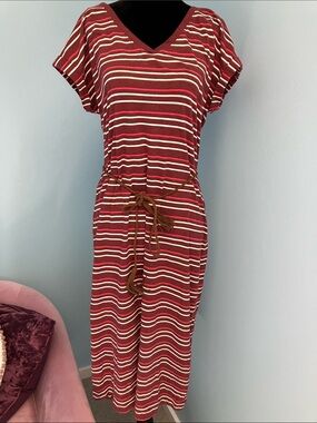 Casual Striped V-Neck Midi Dress in Burgundy